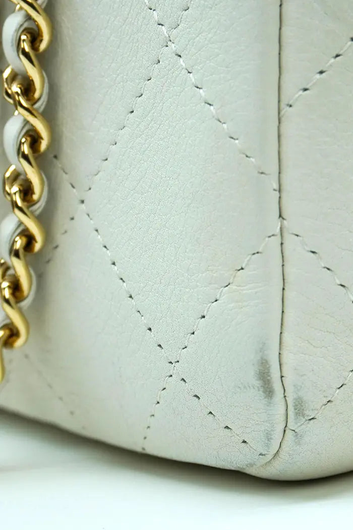 Nahaufnahme einer Ecke der Chanel Paris-Cuba Tasche, die eine leichte Abnutzungsspur zeigt, die dem sorgfältigen Gebrauch entspricht.
