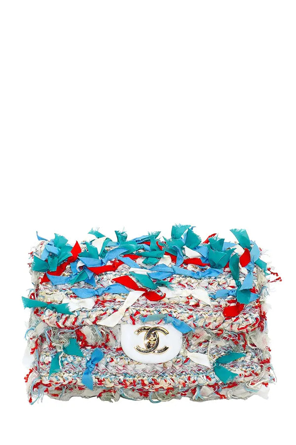 Sac Chanel Classic Flap Paris-Cuba en cuir et tweed, face avant avec frises brodées en raphia, soie, tulle et fermoir doré emblématique.