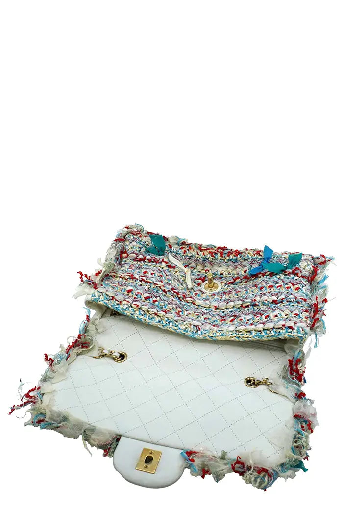 Intérieur du sac Chanel Paris-Cuba vu de dessus, doublure en gros grain blanc et finitions soignées, fermoir CC doré ouvert.