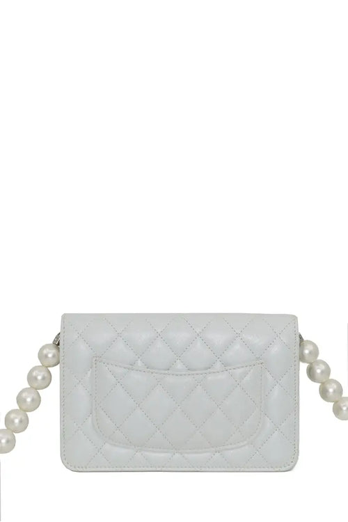 Rückseite der Chanel Wallet on Chain-Tasche aus glattem Leder, edler blaugrauer Farbton mit dezenten Abschlüssen und einer kleinen, diskreten Tasche. 