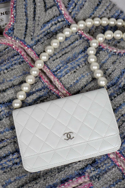 Chanel Wallet On Chain bag with pearls stripe, ref. 1000043, Reench preloved, Paris.