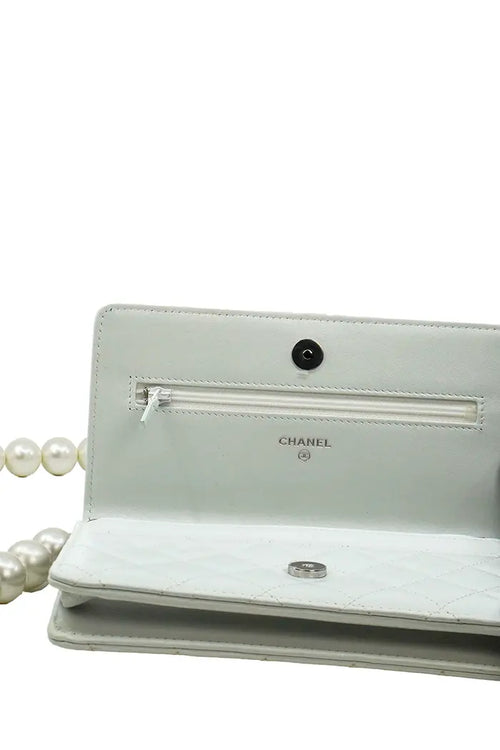 Das Innere der Chanel Wallet on Chain ist offen, mit gut strukturierten Taschen für das Wesentliche und einem ordentlichen Futter.
