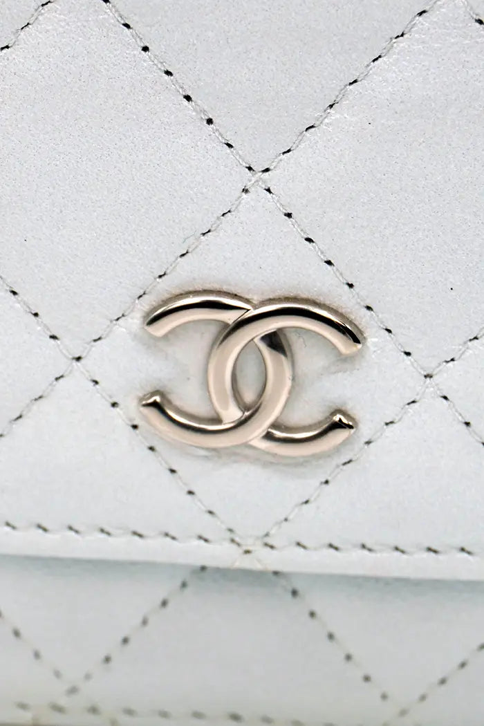 Bolso Chanel "Wallet On Chain" en piel de cordero azul-gris, artículo seminuevo, atención al bonito cierre de botón de presión CC
