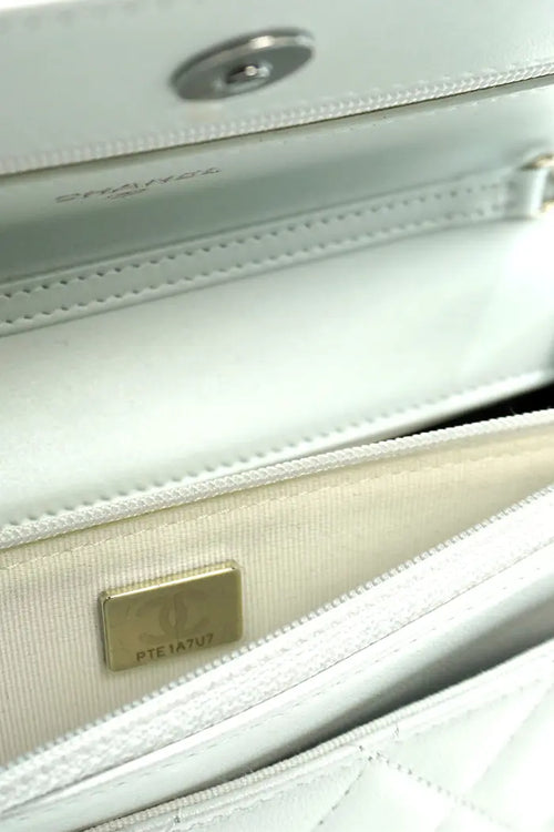 Detailansicht der Innenseite der Chanel Wallet on Chain, raffiniertes Futter, das das charakteristische Logo des Hauses zeigt.
