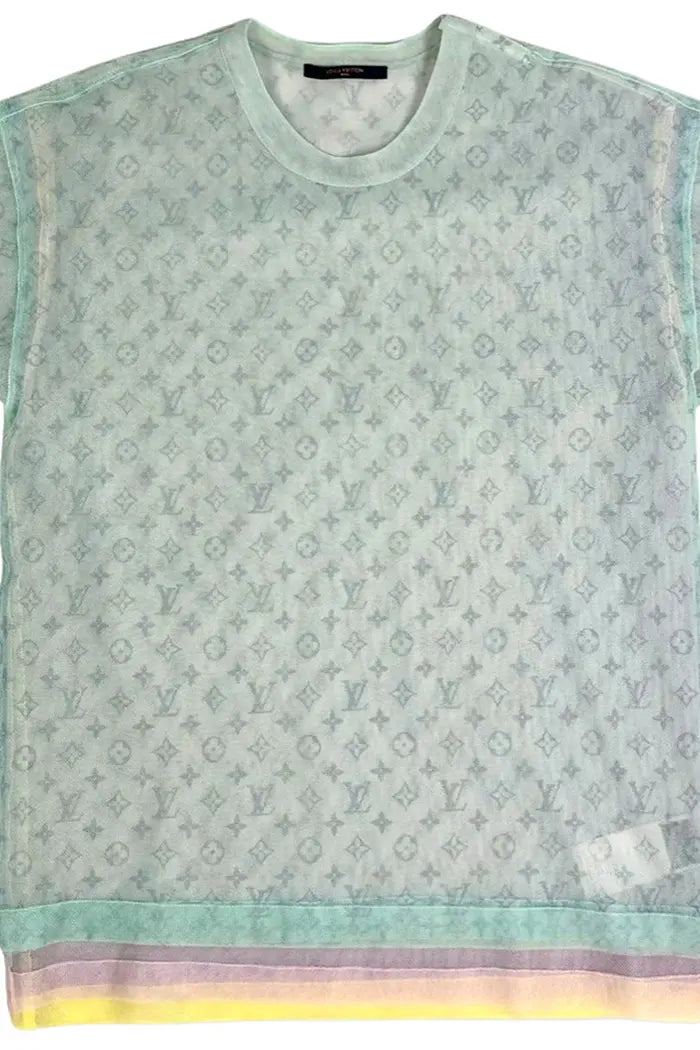 Camiseta Louis Vuitton Tul Bleu con motivo Monograma, articulo de segunda mano, se puede ver mejor las diferentes capas de tul para dar este color unico.