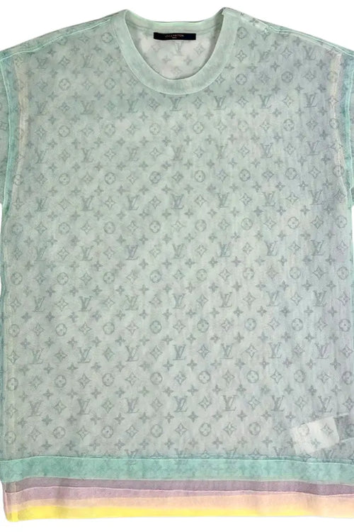 Louis Vuitton Tulle Bleu T-shirt with Monogram motif, pre-owned item, it is easier to distinguish the different layers of tulle to give this unique color.