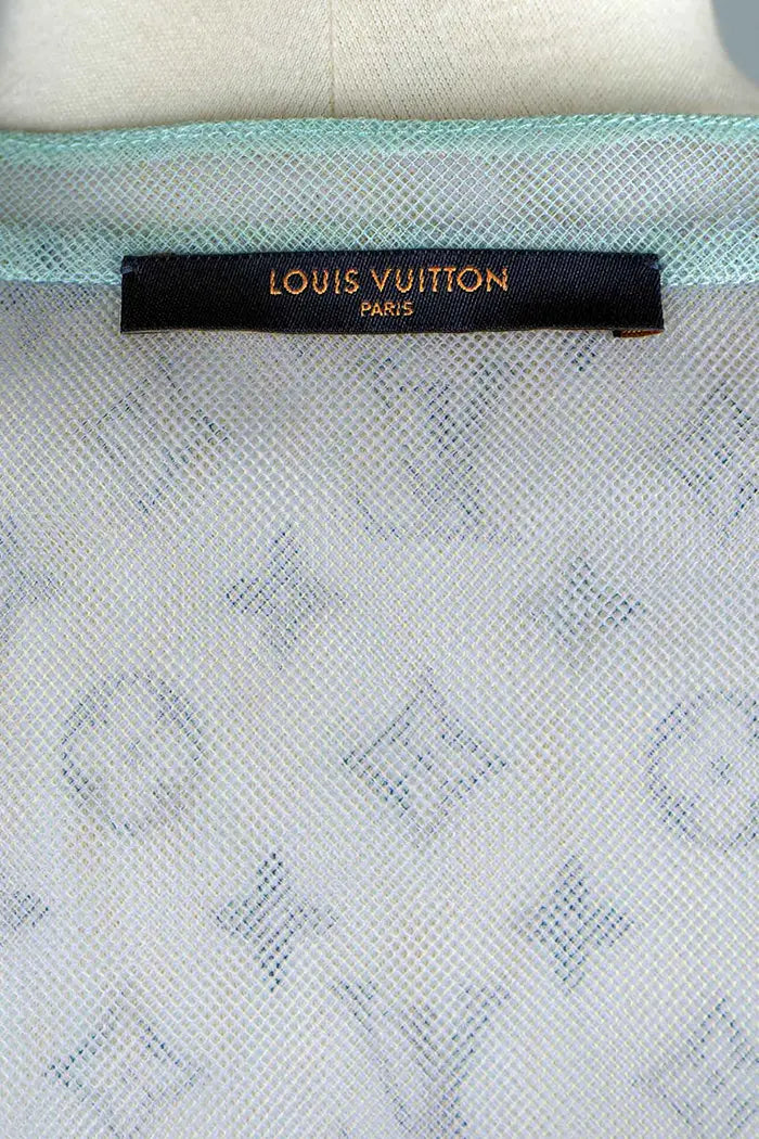 Camiseta Louis Vuitton  Louis Vuitton Tulle Bleu con motivo Monogram, artículo de segunda mano, zoom en la etiqueta Louis Vuitton