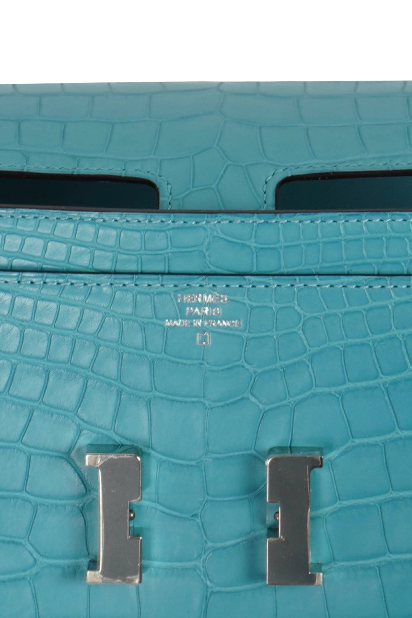 Close-up of logo Hermès, Constance Wallet Turquoise Blue Alligator, ref. 1000052 preloved Reench.