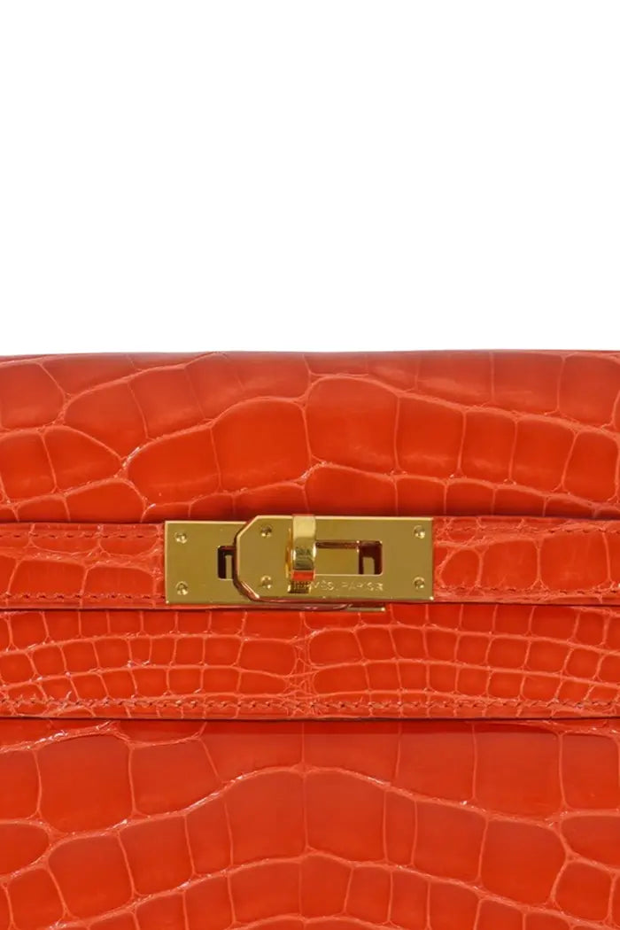 Cartera Hermes Kelly de piel de caimán naranja, artículo de segunda mano, zoom en el cierre dorado