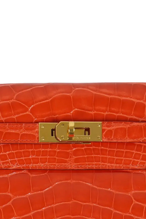 Cartera Hermes Kelly de piel de caimán naranja, artículo de segunda mano, zoom en el cierre dorado