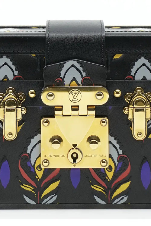 Sac Petite Malle Louis Vuitton, article d'occasion, zoom sur le fermoir avec finitions dorées