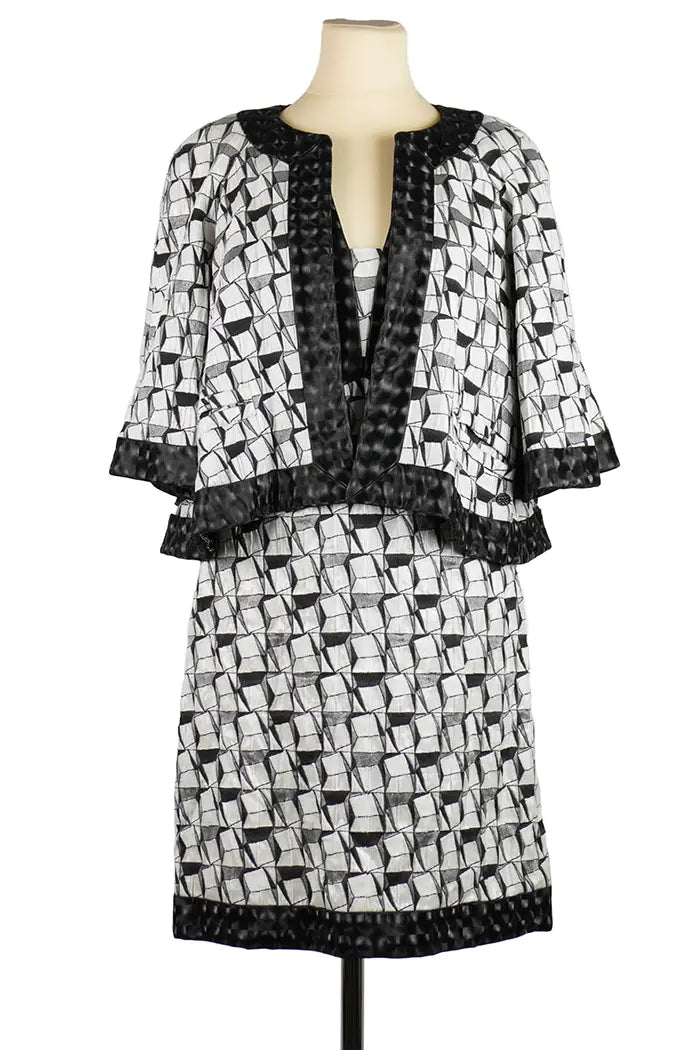 Chaqueta Chanel de algodón blanco y negro, artículo de segunda mano, vista de conjunto con la Falda de la misma colección