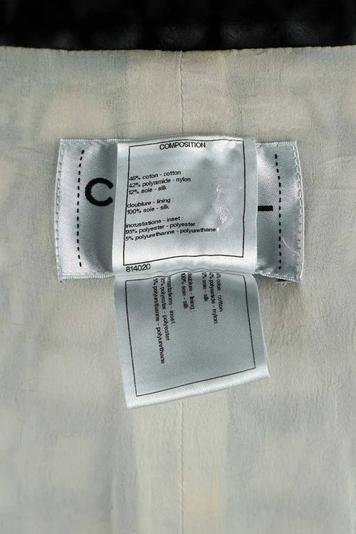 Chanel chaqueta de algodón blanco y negro, artículo de segunda mano, zoom en la etiqueta de composición