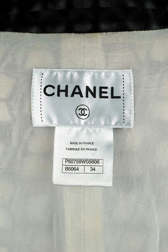 Chaqueta Chanel de algodón blanco y negro, artículo de segunda mano, zoom sobre la etiqueta Chanel y la Talla