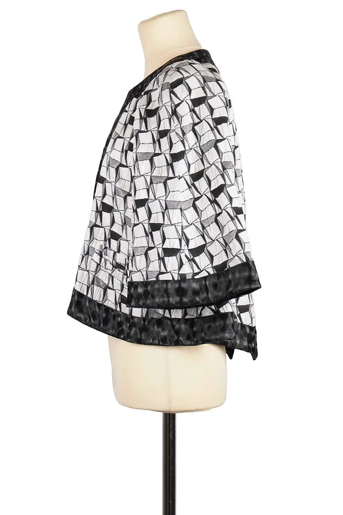 Chaqueta Chanel de algodón blanco y negro, artículo de segunda mano, vista lateral