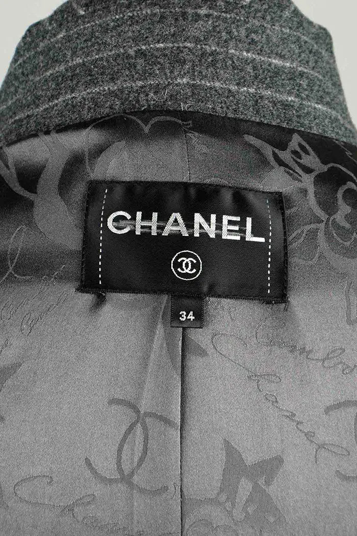 Abrigo de lana gris Chanel , artículo de segunda mano, zoom en la etiqueta Chanel