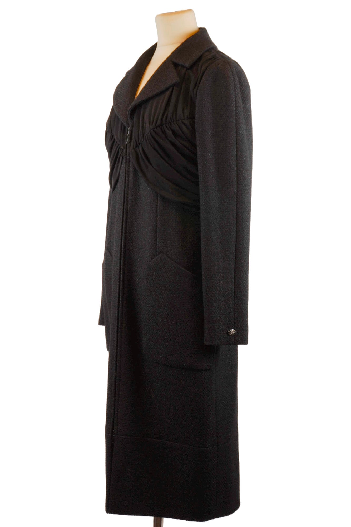 Three-quarter view of the black wool dress from Chanel. Ref. 1000065, Reench, second main Chanel.