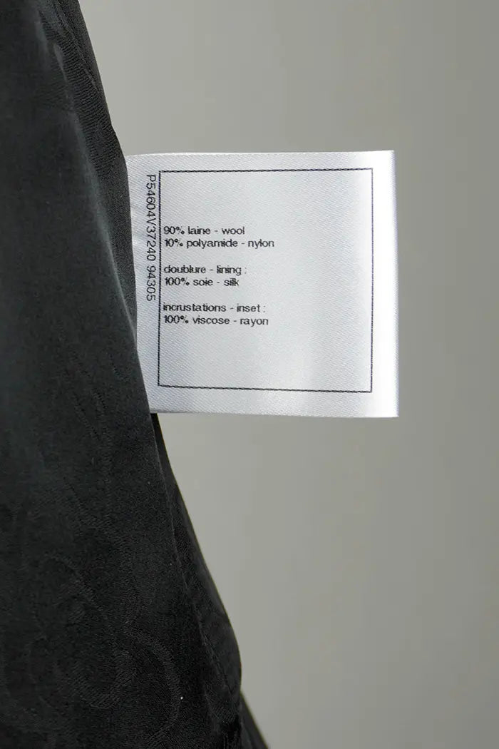 Vestido lana negro Chanel, artículo de segunda mano, etiqueta con composición zoom
