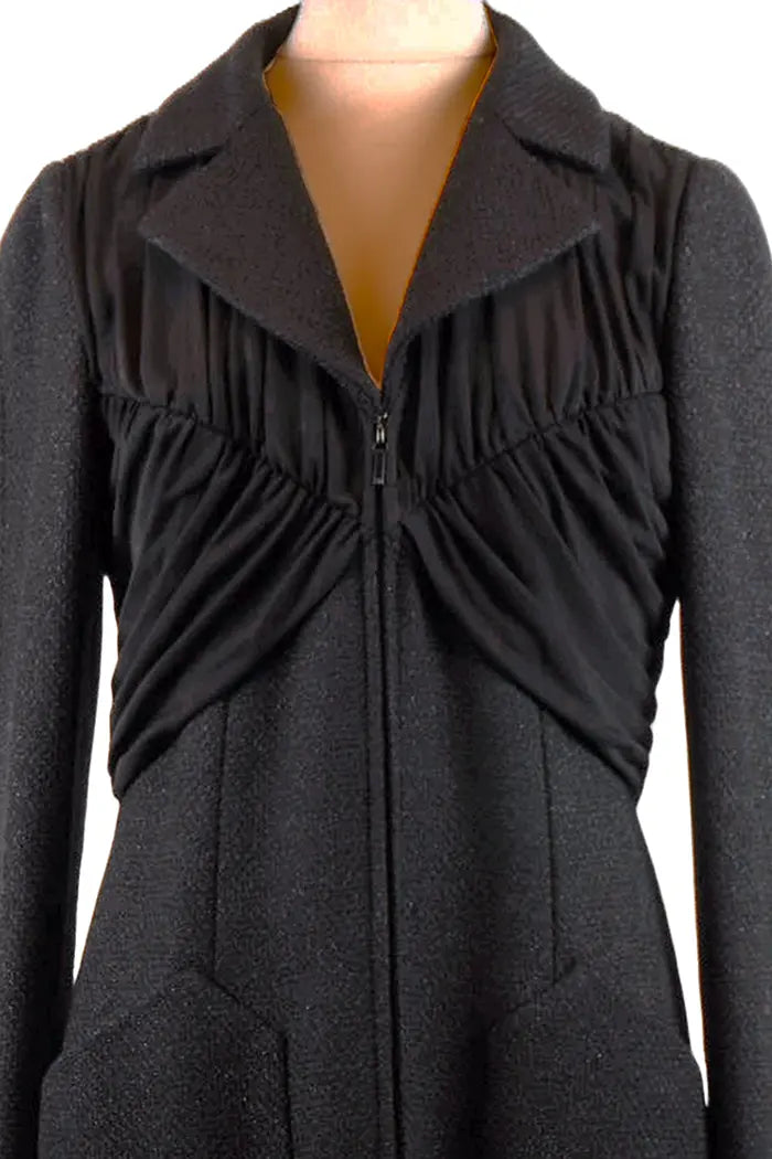 Vestido lana negro Chanel, artículo de segunda mano, zoom en la parte delantera