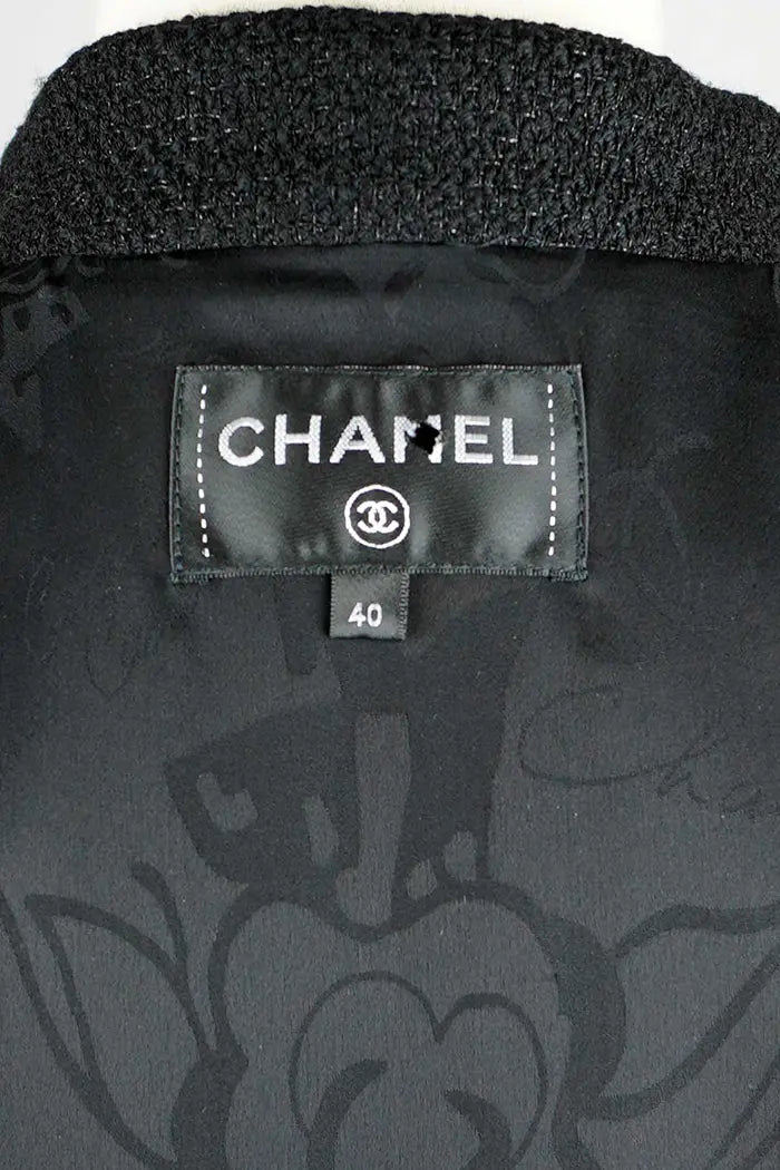 Vestido lana negro Chanel, artículo usado, zoom etiqueta Chanel