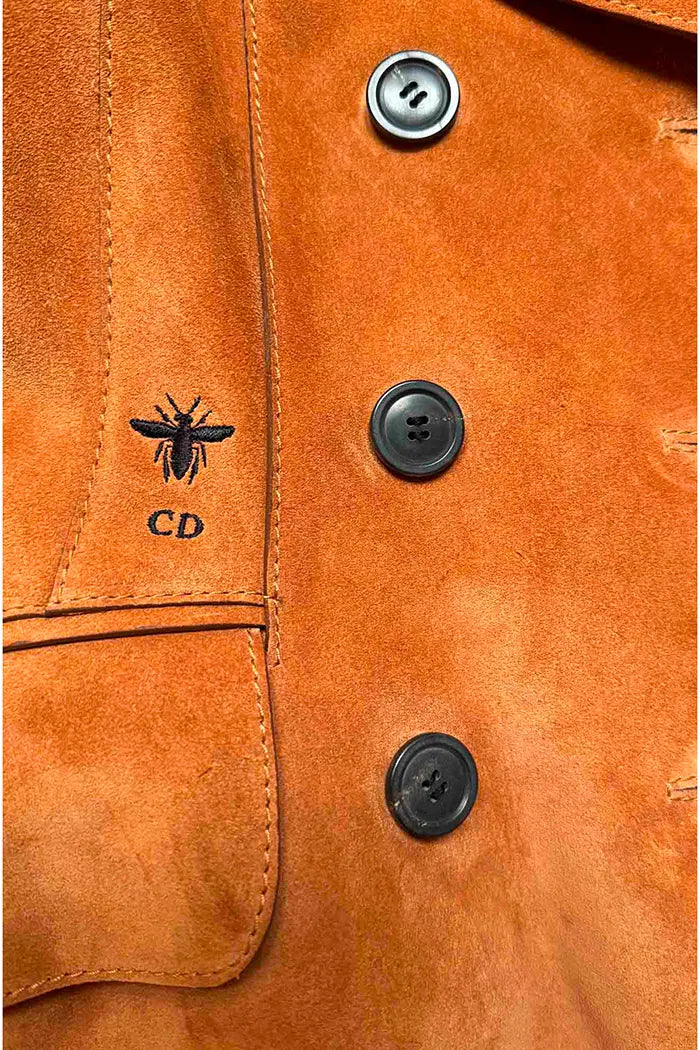 Chaqueta Dior "Bar Jacket" en ante, artículo seminuevo, detalle en los botones y motivo de abeja