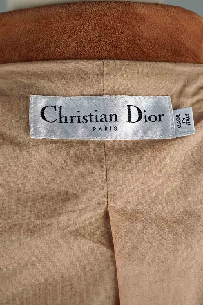 Chaqueta Dior "Bar Jacket" en ante, artículo de segunda mano, zoom en la etiqueta Christian Dior
