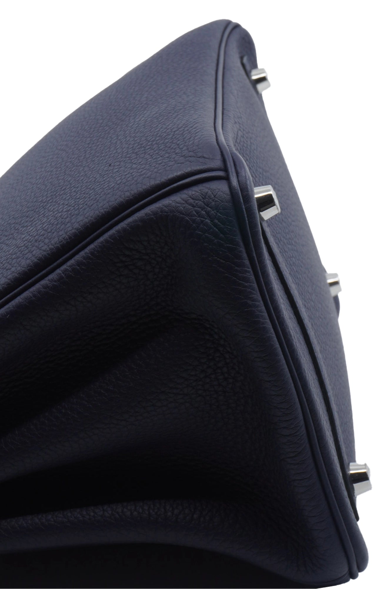 Bottom of the navy blue Hermès Birkin 30 Bag, untouched, preloved Reench. Ref. 1000068.