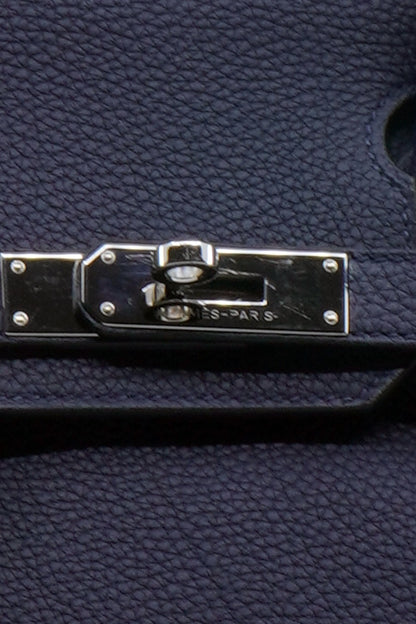 Close-up of the closure Hermès, ref. 1000068. Hermès Handbag Birkin 30 Togo Blue, preloved Reench.