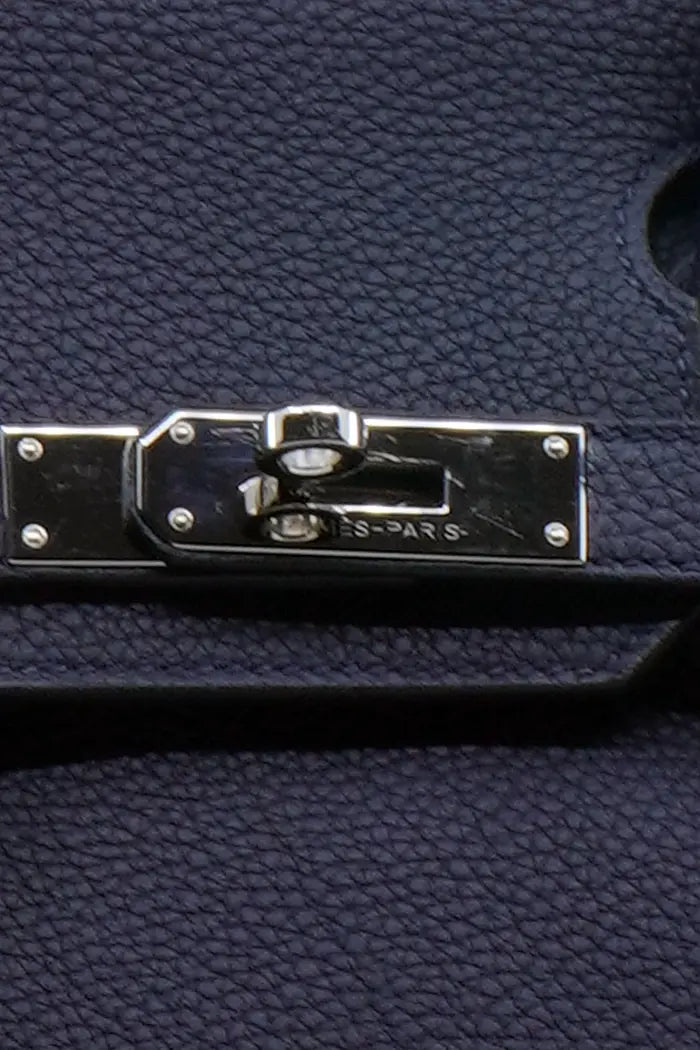 Hermès Birkin 30 bolso de cuero Togo azul marino, artículo de segunda mano, zoom en el cierre de plata