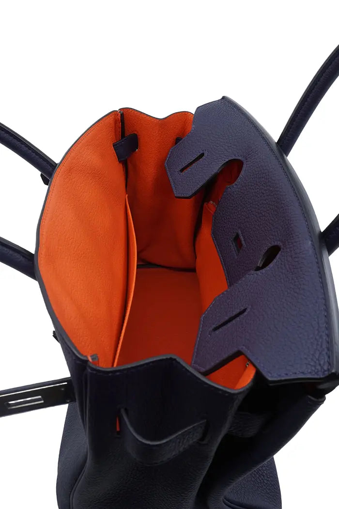 Bolso Hermès Birkin 30 de piel Togo azul marino, artículo de segunda mano, vista abierta con el emblemático naranja Hermes