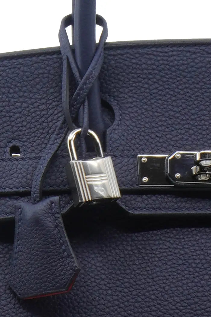 Bolso Hermès Birkin 30 de cuero Togo azul marino, artículo de segunda mano, zoom en el asa y el verrou