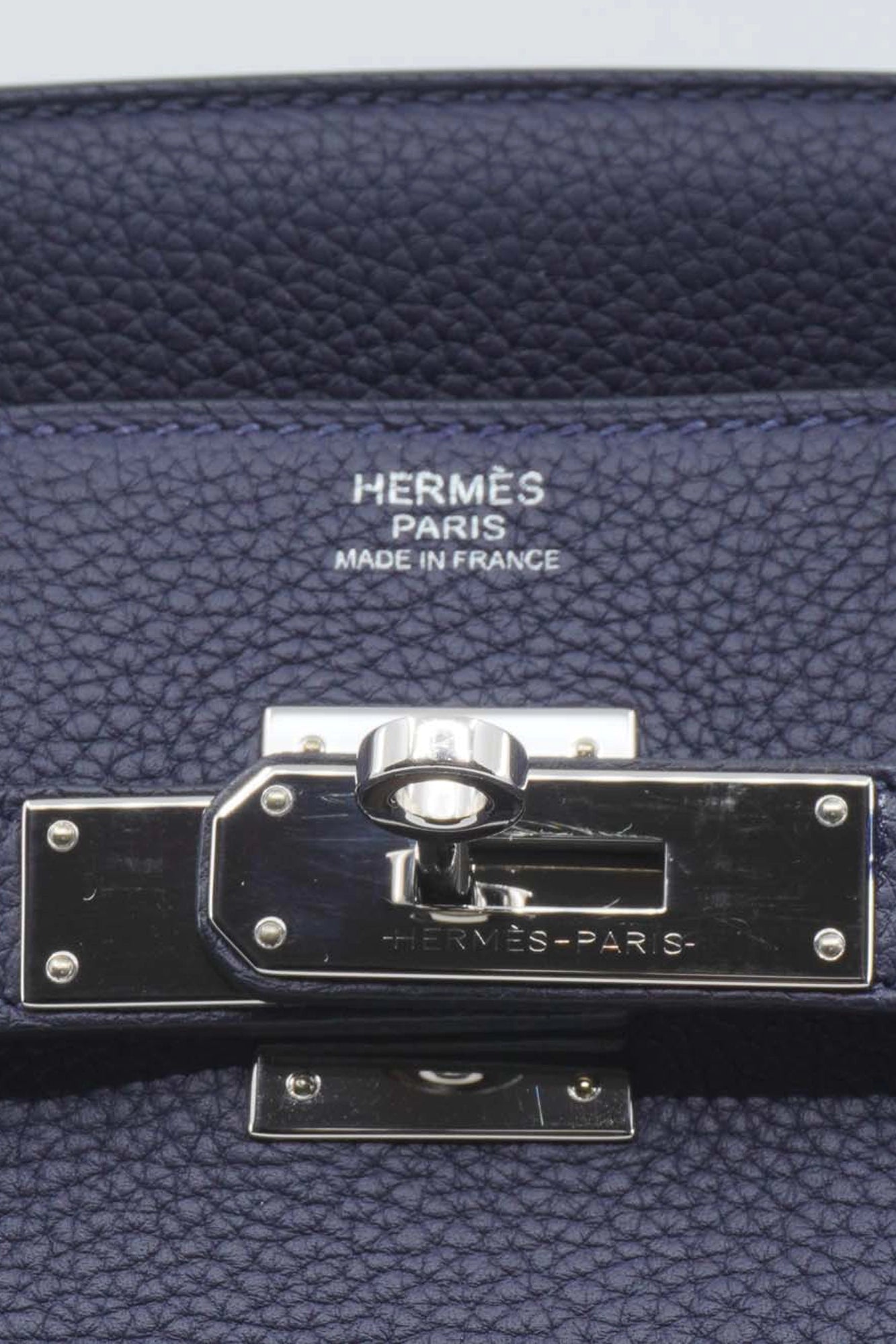 Close-up of logo Hermès Paris, Birkin 30 Bag. Ref. 1000068. Preloved luxury, Reench.