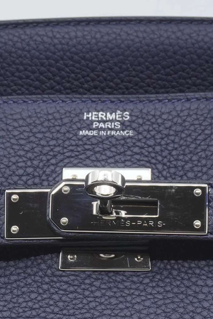 Bolso Hermès Birkin 30 cuero Togo azul marino, artículo de segunda mano, zoom sobre el logo Hermes