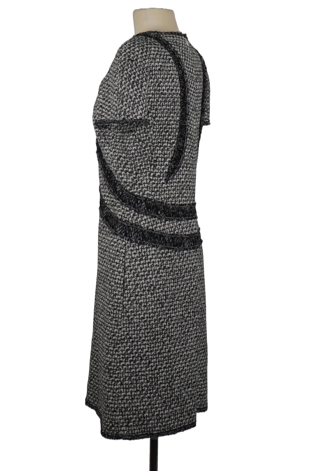 Référence 1000070 Robe Chanel Tweed Gris reench preloved dos cote