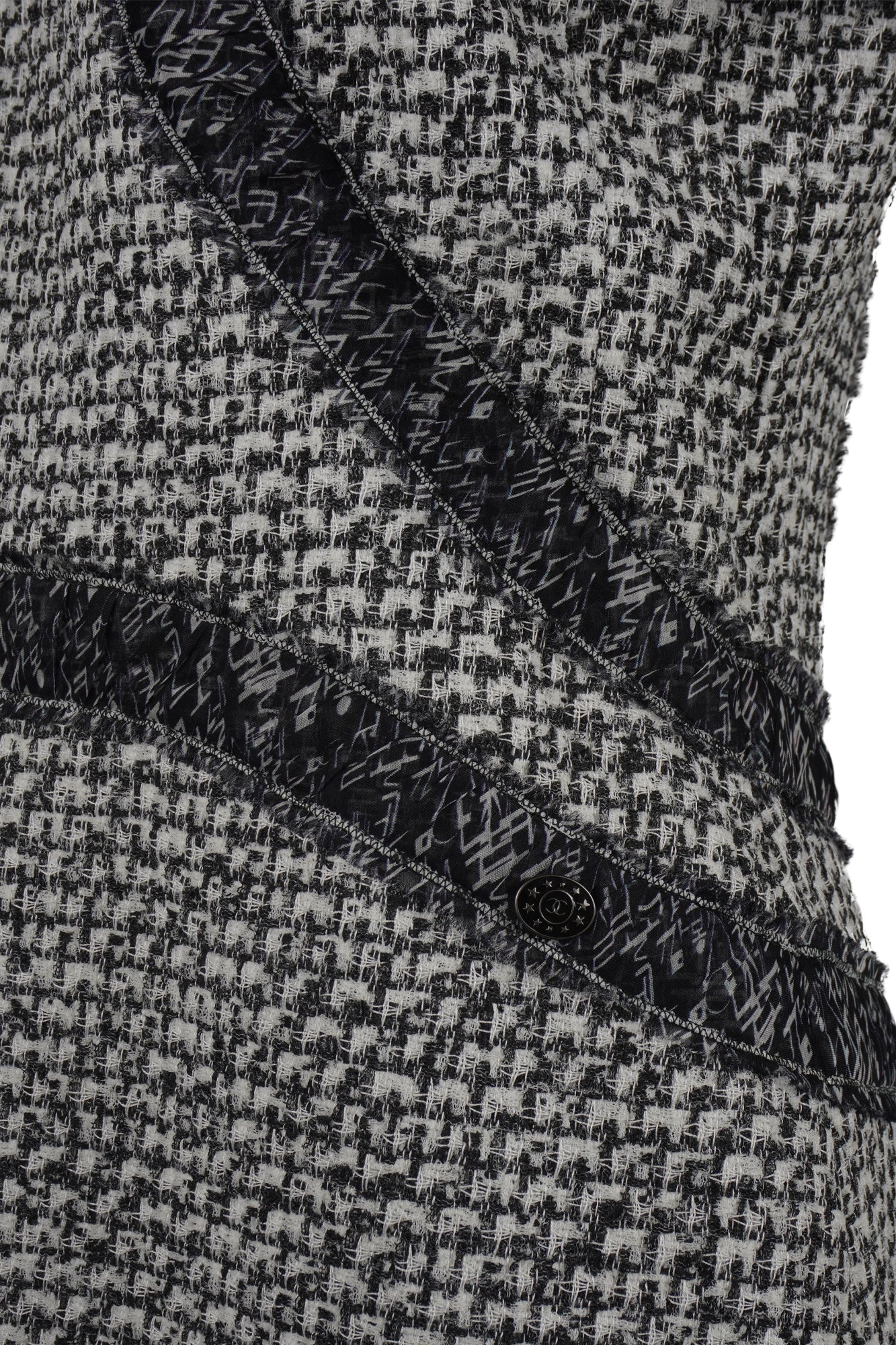 Gray tweed Chanel dress. Ref. 1000070 Reench preloved, zoom of Black and gray crinkled curved appliques.