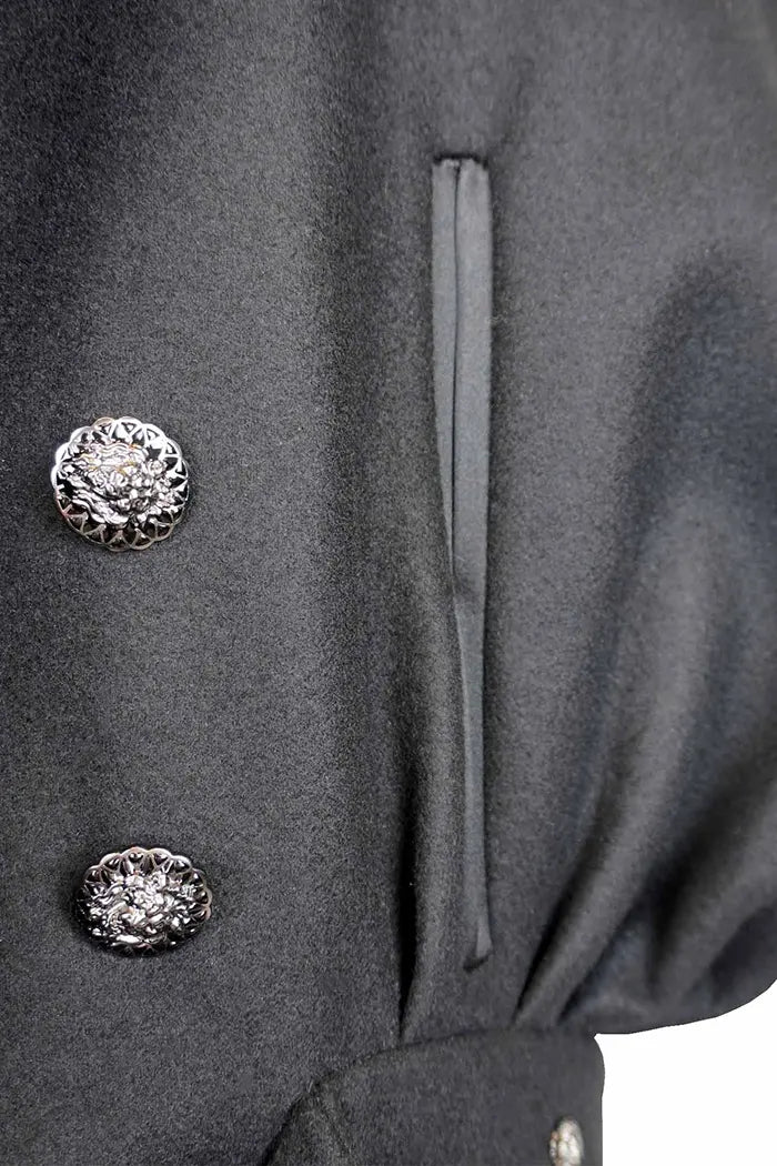 Capa de cachemira negra Chanel, artículo de segunda mano, zoom en botones y bolsillo