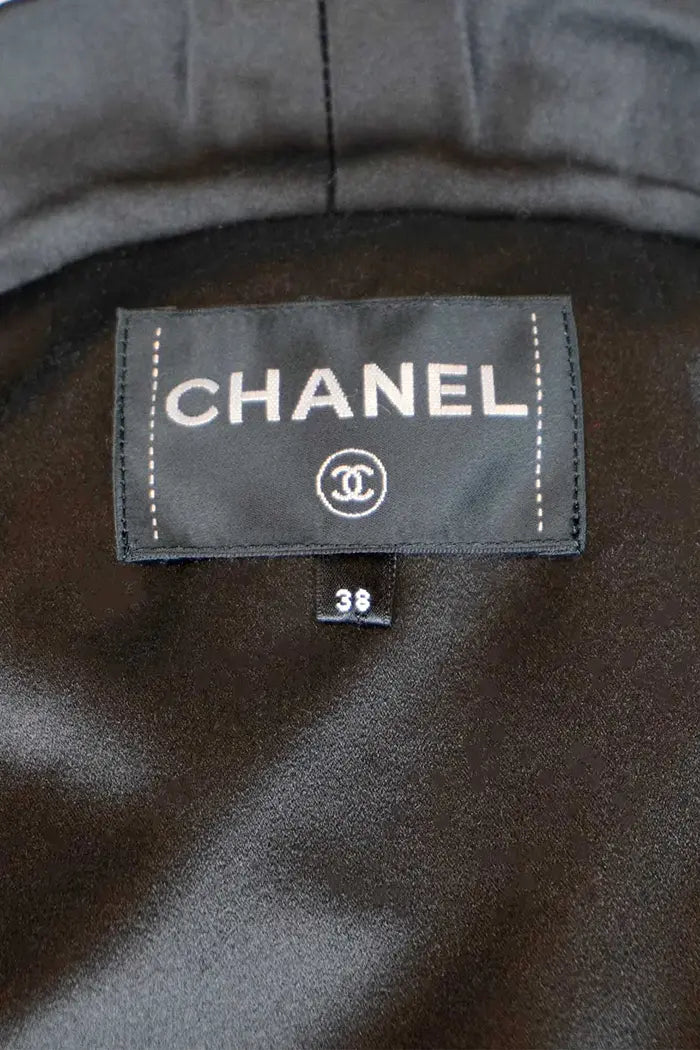 Capa de cachemira negra Chanel, artículo de segunda mano, zoom en la etiqueta Chanel