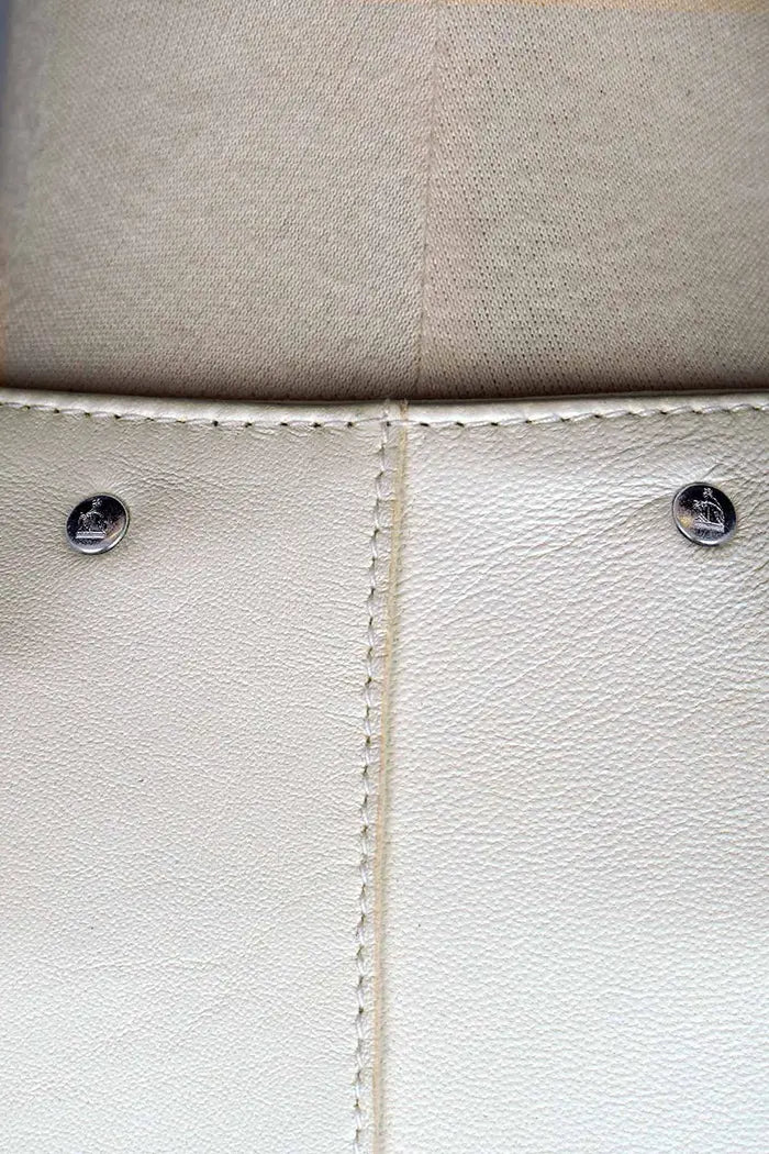 Lanvin Capa de piel de cordero blanca, artículo de segunda mano, detalle de acabado en la espalda
