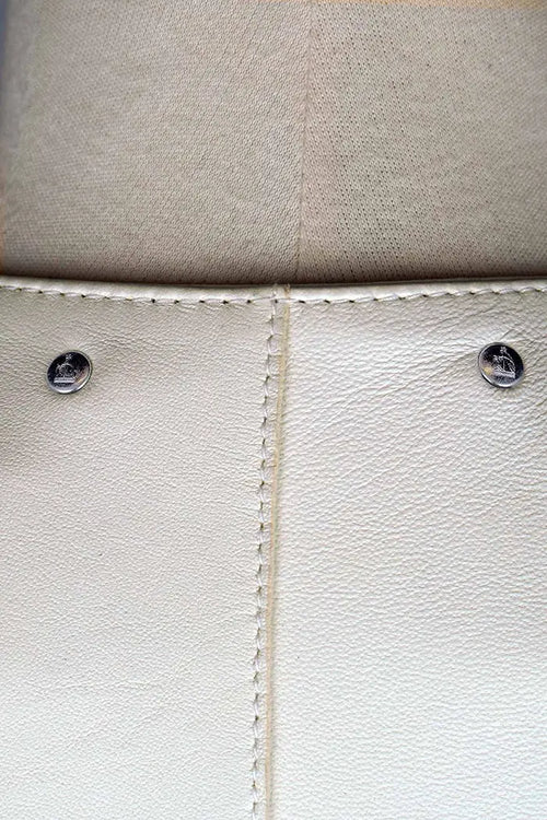 Lanvin Capa de piel de cordero blanca, artículo de segunda mano, detalle de acabado en la espalda