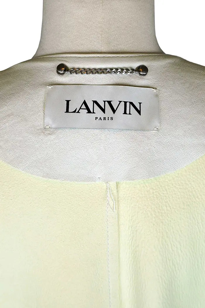 Lanvin White Lambskin Cape, artículo de segunda mano, zoom en la etiqueta Lanvin