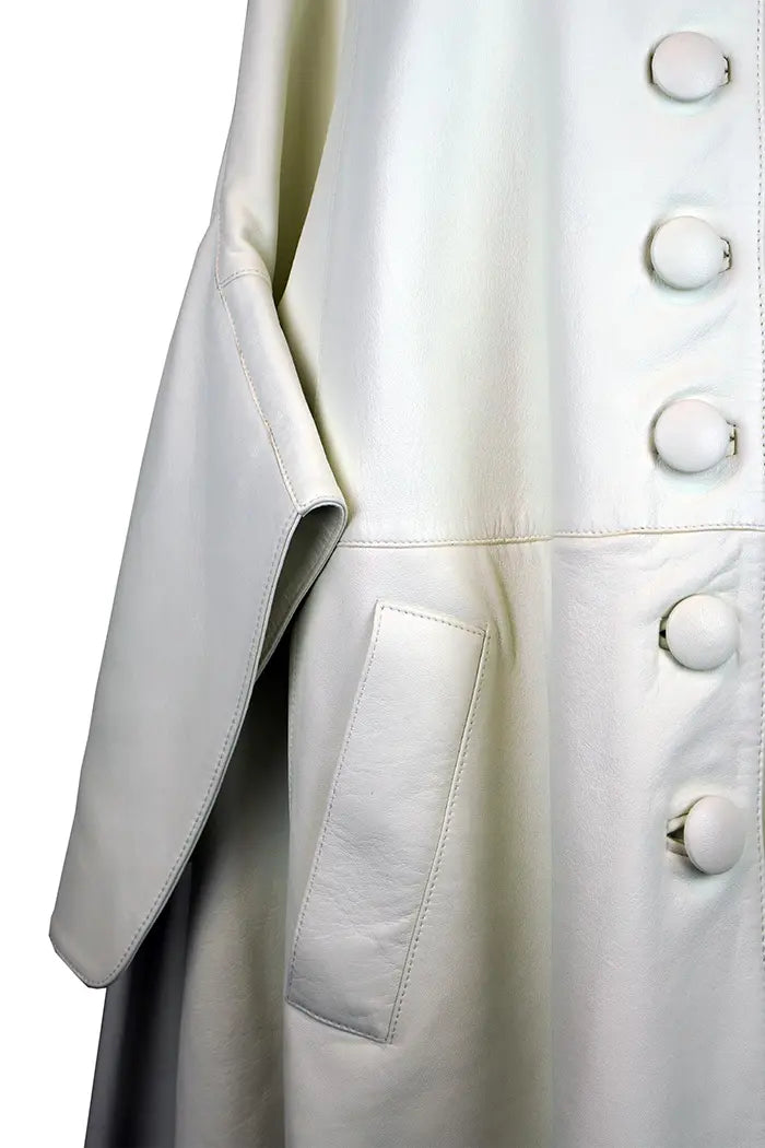 Lanvin Capa de piel de cordero blanca, artículo de segunda mano, detalle de botones y mangas y bolsillos