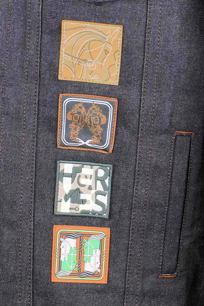 Jacke Hermès Icone au Carré aus Jeans, gebrauchter Artikel, Zoom auf die aufgenähten Abzeichen auf der Vorderseite 