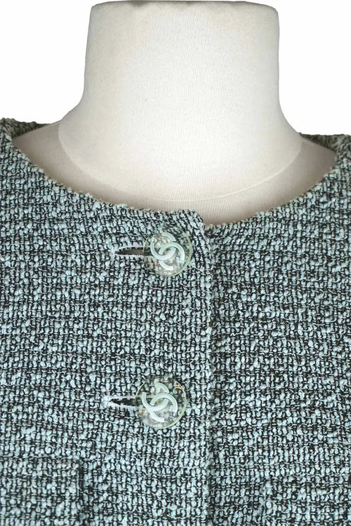 Veste Bleue en Tweed, article d'occasion, zoom sur le col rond et les boutons Chanel avec le double CC entrelacé