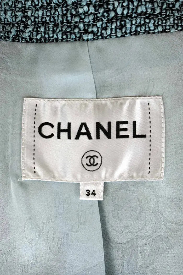 Chaqueta de tweed azul, artículo usado, zoom en la etiqueta de Chanel