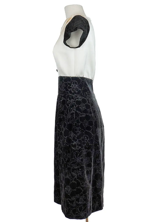 Schwarz-weißes Chanel-Kleid aus Samt, Second-Hand-Artikel, Seitenansicht