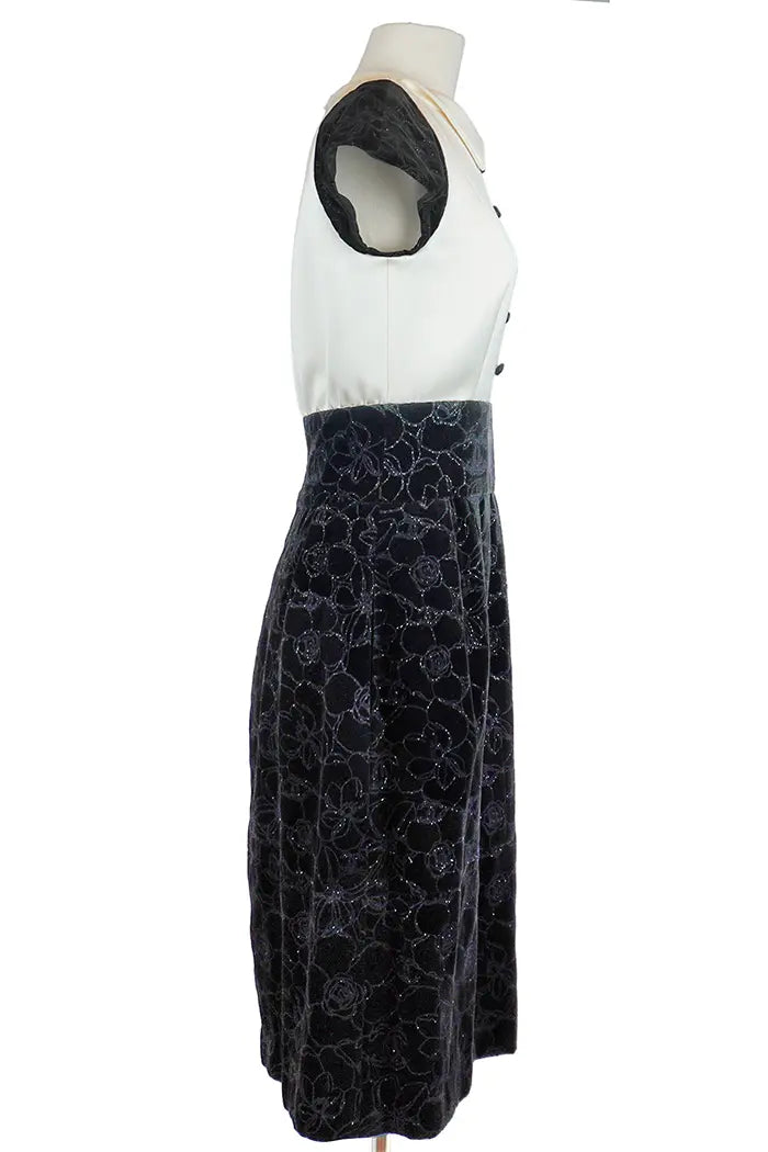 Robe Chanel noire et blanche en velours, article d'occasion, vue du côté droit