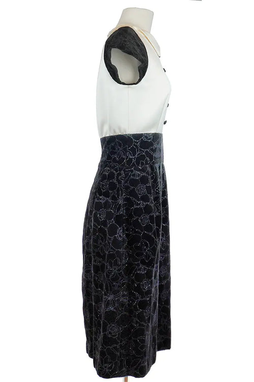 Schwarz-weißes Chanel-Kleid aus Samt, Second-Hand-Artikel, von der rechten Seite aus gesehen