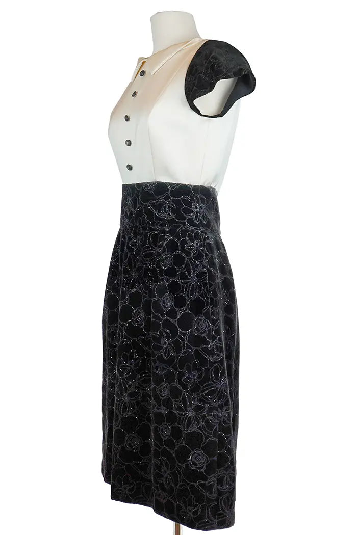 Robe Chanel noire et blanche en velours, article d'occasion, vue de 3/4