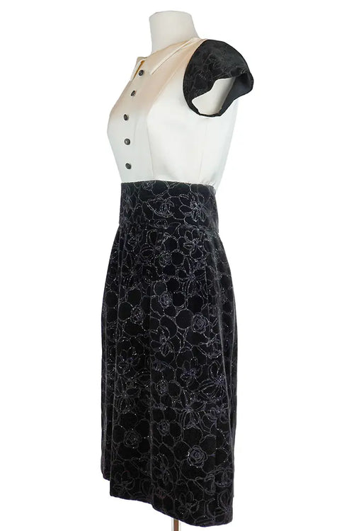 Schwarz-weißes Chanel-Kleid aus Samt, gebrauchter Artikel, 3/4-Ansicht