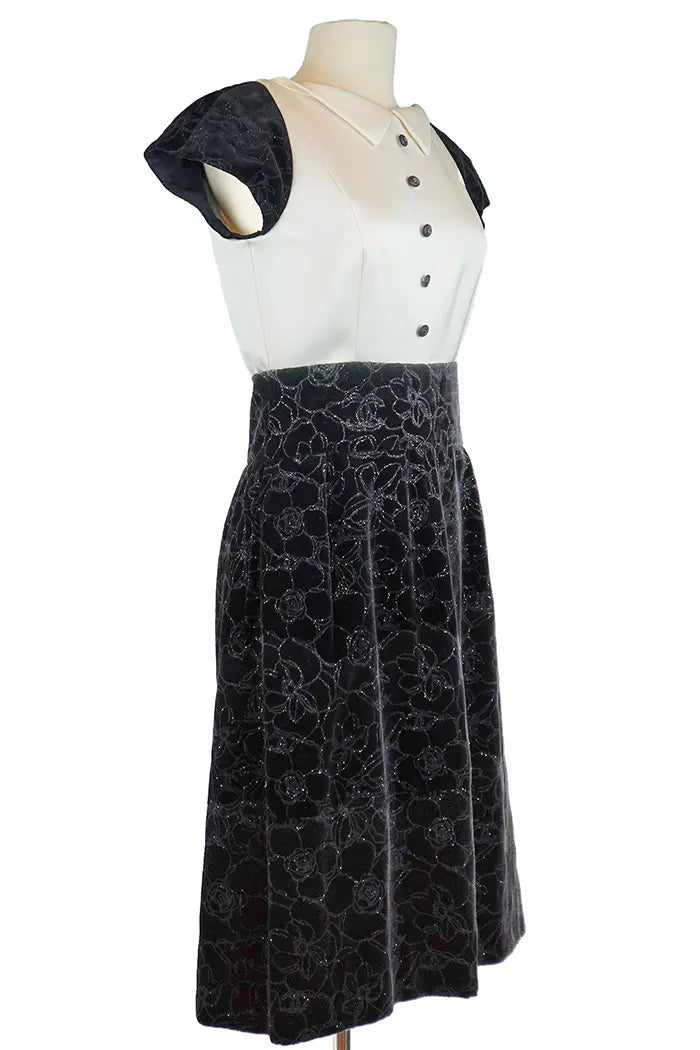 Robe Chanel noire et blanche en velours, article d'occasion, vue de 3/4 droite